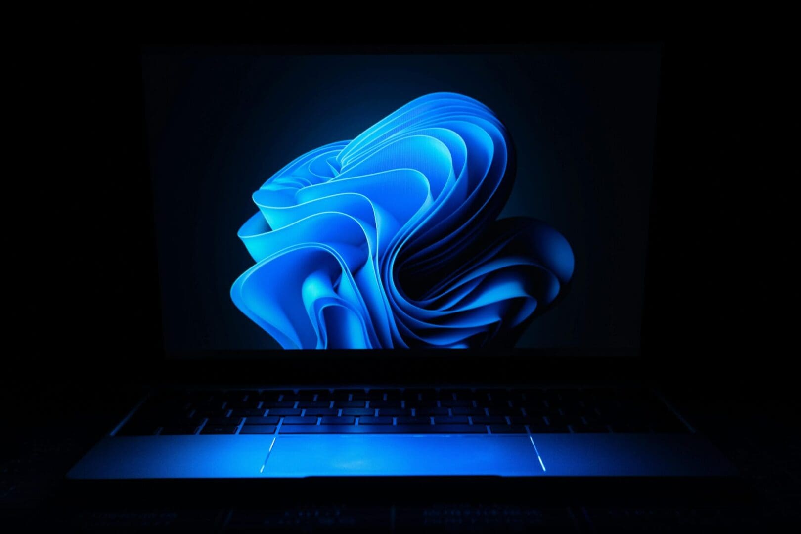 QU2wnWYA728GQy7KW5jIx9BysKw (1) Laptop displaying abstract blue digital art.